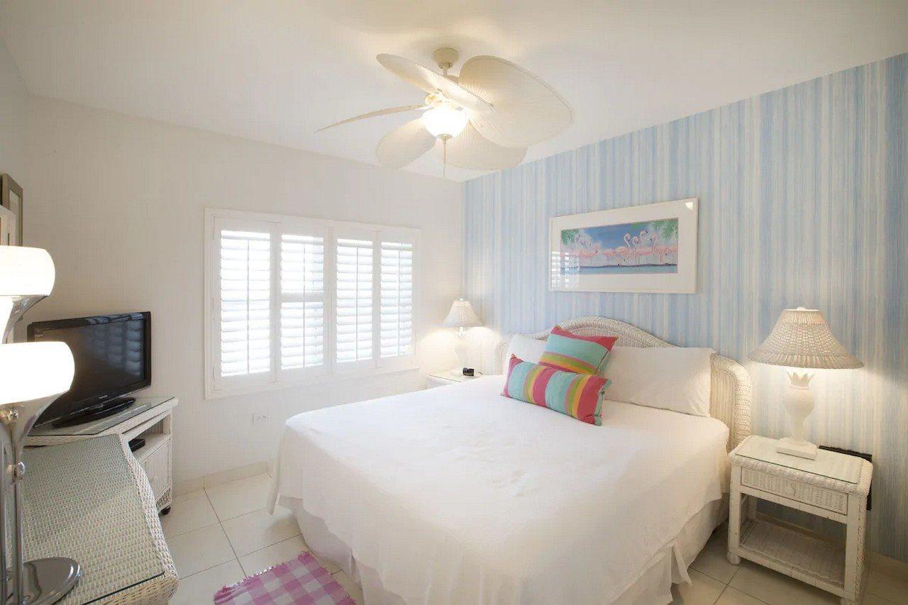 Villas Of The Galleon Seven Mile Beach Exterior photo