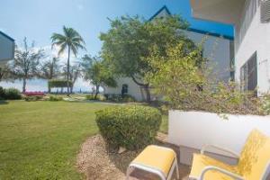 Villas Of The Galleon Seven Mile Beach Exterior photo
