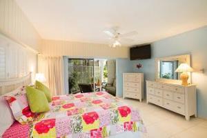 Villas Of The Galleon Seven Mile Beach Exterior photo